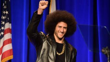 Colin Kaepernick habla delante de la bandera en el ACLU SoCal Hosts Annual Bill of Rights Dinner en el Beverly Wilshire Four Seasons Hotel in Beverly Hills, California.