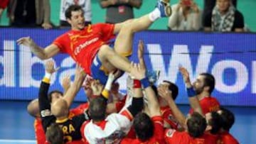 Los jugadores de España mantean a su compañero Alberto Entrerríos tras su victoria ante Dinamarca en la final del Campeonato del Mundo.