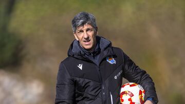 SAN SEBASTIÁN, 05/02/2025.- El entrenador de la Real Sociedad, Imanol Alguacil, este miércoles durante un entrenamiento previo al partido de mañana de cuartos de final de la Copa de Rey ante Osasuna. EFE/Javier Etxezarreta