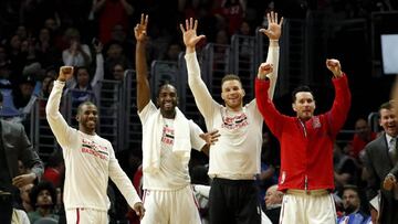 PBX25 LOS ÁNGELES (ESTADOS UNIDOS) 11/04/2017.- Los jugadores de los Clippers Chris Paul (i), Luc Mbah a Moute of Cameroon (2i), Blake Griffin (2d) y J.J. Redick (d) celebran el triple de Paul Pierce durante el partido de la NBA que enfrentó a los Houston Rockets y a Los Angeles Clippers en Los Ángeles (Estados Unidos) ayer, 10 de abril de 2017. EFE/Paul Buck