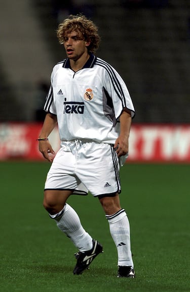 Ligado al Real Madrid, desde 1994 hasta 1999, como canterano, debutó muy joven en el primer equipo, convirtiéndose en uno de los debutantes más precoces del club madridista. Sin embargo, la competencia en el centro del campo le impidió tener continuidad, y acabó buscando minutos en otros clubes.
