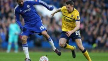 Diego Costa pelea un bal&oacute;n con Murray Wallace durante el Chelsea - Scunthorpe United de tercera ronda de la FA Cup.