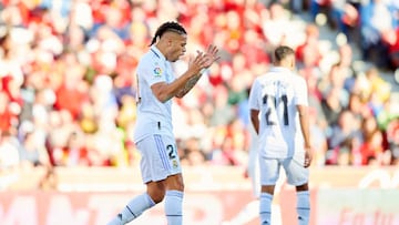 Los jugadores del Madrid se lamentan de la derrota ante el Mallorca.