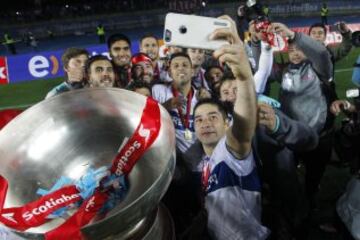 Los jugadores de Universidad Catolica celebran el titulo de la Super Copa tras la victoria contra Universidad de Chile en el estadio Ester Roa de Concepcion, Chile. 