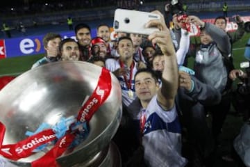 Los jugadores de Universidad Catolica celebran el titulo de la Super Copa tras la victoria contra Universidad de Chile en el estadio Ester Roa de Concepcion, Chile. 