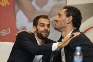 José Manuel Calderón junto al presidente de la Federación de baloncesto Jorge Garbajosa.