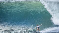 La surfista francesa en una de las olas m&aacute;s grandes que rompieron en Honolua Bay (Haw&aacute;i).