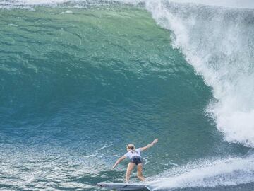 La surfista francesa en una de las olas m&aacute;s grandes que rompieron en Honolua Bay (Haw&aacute;i).