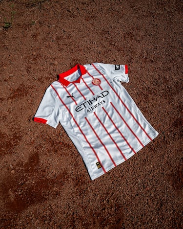 El club perteneciente al City Group no le vino bien su experiencia europea la temporada pasada, firmando una decepcionante campaña. Sin embargo, buscan romper con los pronósticos al igual que lo ha hecho Nike con su camiseta. Su nueva piel es blanca detallada con unas líneas paralelas rojas.