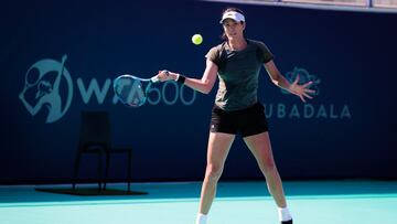 Muguruza entrena en las pistas del torneo de Abu Dabi.