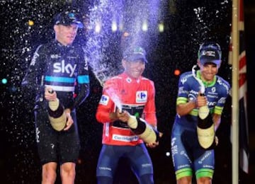 En el podio, Nairo Quintana felicitó a Chris Froome y a Esteban Chaves.