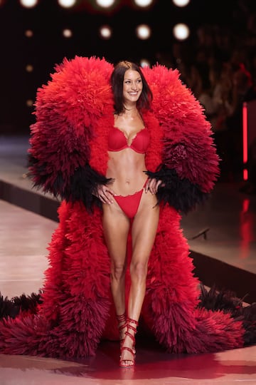 Bella Hadid durante el desfile de Victoria's Secret Fashion Show en Brooklyn.