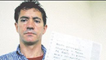 <b>DENUNCIA</b>. Berto, con la carta en la que recibe las amenazas.