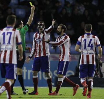 1-0. El árbitro Martínez Munuera muestra la cartulina amarilla a Godín por protestar el penalti señalado.
