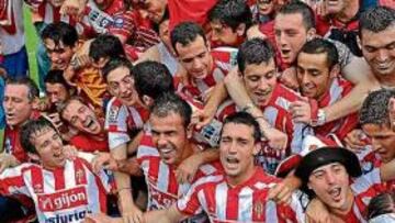<b>PREMIADOS. </b>La plantilla del Sporting, celebrando el ascenso a Primera División el pasado mes de junio.