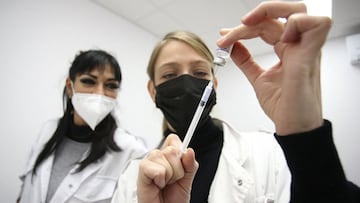 A doctor prepares a Pfizer-BioNTech Covid-19 vaccine during the night of January 8, 2022 in the recently opened 24 hours Covid-19 vaccination centre in Sarrola-Carcopino on the French Mediterranean island of Corsica. (Photo by Pascal POCHARD-CASABIANCA / 