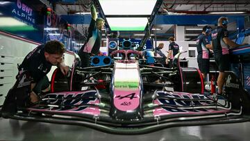 Mecánicos de Alpine trabajan en el coche de Gasly en Singapur.