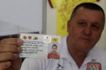 Jorge Betancur, scouting del Envigado F.C., muestra un carnet de Juan Fernando Quintero en sus etapas de formación.