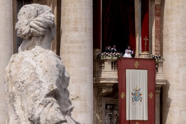 El Papa Francisco asiste al Mensaje Urbi et Orbi al Mundo en la Logia central de la Basílica de San Pedro, el 20 de abril de 2025 en la Ciudad del Vaticano.