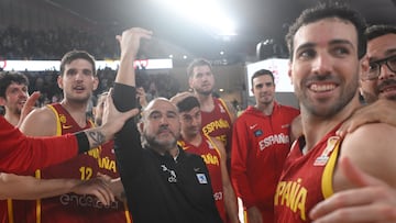 OVIEDO, 02/03/2026.- El entrenador de selección española de baloncesto, Chus Mateo (c), celebra la victoria ante Ucrania junto a sus jugadores tras el encuentro correspondiente a la segunda ventana de clasificación para el Mundial de Qatar 2027 disputado este lunes en el Palacio de los Deportes de Oviedo. EFE/Eloy Alonso