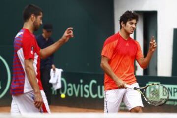 Hans Podlipnik y Christian Garin durante el partido de dobles.