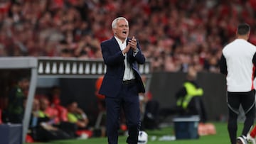 Lisbon (Portugal), 25/10/2025.- Benfica head coach Jose Mourinho gestures during the Portuguese First League soccer match between SL Benfica and FC Arouca in Lisbon, Portugal, 25 October 2025. (Lisboa) EFE/EPA/MIGUEL A. LOPES