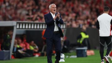 Lisbon (Portugal), 25/10/2025.- Benfica head coach Jose Mourinho gestures during the Portuguese First League soccer match between SL Benfica and FC Arouca in Lisbon, Portugal, 25 October 2025. (Lisboa) EFE/EPA/MIGUEL A. LOPES