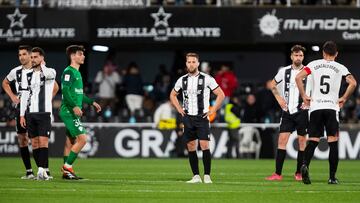 Varios jugadores albinegros, tras el choque ante el Elche CF.