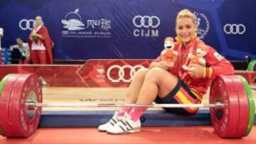 Lidia Valent&iacute;n posa con las dos medallas de oro conseguidas en Mersin.