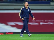 André Jardine en la cancha del Estadio Banorte.