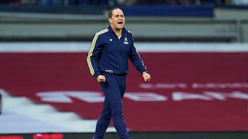 André Jardine en la cancha del Estadio Banorte.
