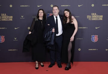 Josep María Albert i Turcó, vocal y directivo adjunto al consejero delegado, posa con su familia en la alfombra roja del gran Teatro del Liceu.