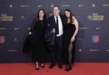 Josep María Albert i Turcó, vocal y directivo adjunto al consejero delegado, posa con su familia en la alfombra roja del gran Teatro del Liceu.
