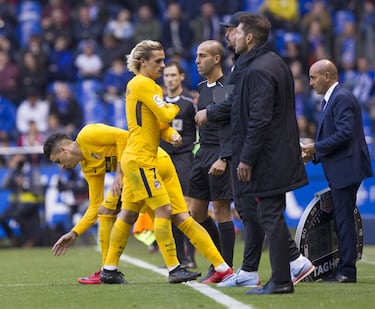Cambio de Griezmann por Giménez. 