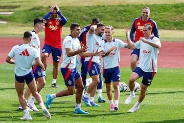 LAS ROZAS (MADRID), 04/09/2024.- La selección española de fútbol participa en el último entrenamiento en la Ciudad del Fútbol de Las Rozas, este miércoles, antes de trasladarse a Belgrado, en cuyo estadio se disputará este jueves un encuentro contra Serbia en la primera jornada de la Liga de Naciones. EFE/ Rodrigo Jiménez
