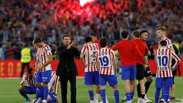 Simeone aplaude a la afición del Atlético.