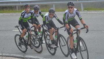 Los ciclistas del equipo Kern Pharma, durante un entrenamiento.