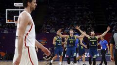 GRA430. ESTAMBUL (TURQU&Iacute;A), 14/09/2017.- Los jugadores de Eslovenia ante el p&iacute;vot de Espa&ntilde;a Pau Gasol durante el partido de semifinal del Eurobasket 2017 disputado hoy en el Sinan Erdem Arena de Estambul. EFE/Juan Carlos Hidalgo