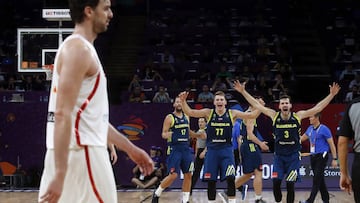 GRA430. ESTAMBUL (TURQUÍA), 14/09/2017.- Los jugadores de Eslovenia ante el pívot de España Pau Gasol durante el partido de semifinal del Eurobasket 2017 disputado hoy en el Sinan Erdem Arena de Estambul. EFE/Juan Carlos Hidalgo
