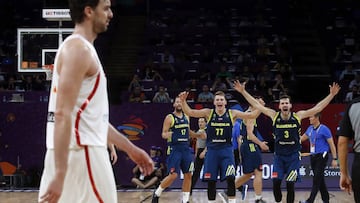 GRA430. ESTAMBUL (TURQU&Iacute;A), 14/09/2017.- Los jugadores de Eslovenia ante el p&iacute;vot de Espa&ntilde;a Pau Gasol durante el partido de semifinal del Eurobasket 2017 disputado hoy en el Sinan Erdem Arena de Estambul. EFE/Juan Carlos Hidalgo