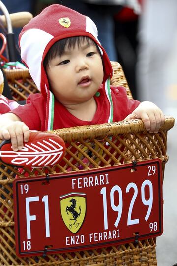 Un niño de un año y fan de la escudería Ferrari.