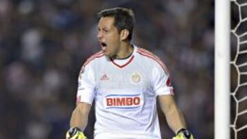 Rodolfo Cota festeja en la victoria de Chivas frente a Querétaro por 2-0, en la jornada nueve de la Liga MX.