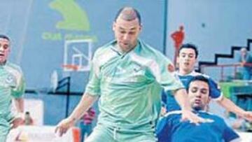 <b>PLENO BRASILEÑO. </b>Bertoni y Schumacher, de Interviú, pugnan con PC y Fernandinho, de Azkar Lugo.