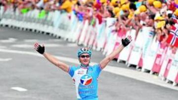 <b>DESTACADO. </b>Voeckler tuvo tiempo para recrearse en la celebración de su victoria en Perpiñán.