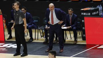 Jaume Ponsarnau da instrucciones a sus jugadores durante un partido de la Fase Final de la ACB disputado por el Valencia Basket
