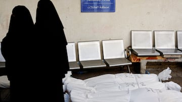Mourners stand next to the bodies of Palestinians killed in an Israeli strike, amid the ongoing conflict between Israel and the Palestinian Islamist group Hamas, at Abu Yousef Al Najjar hospital, in Rafah in the southern Gaza Strip, December 29, 2023. REUTERS/Mohammed Salem     TPX IMAGES OF THE DAY