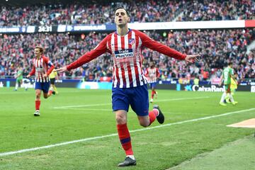 
El Atlético sorprende con la apuesta por el croata para competir con Diego Costa tras hacer seis goles en 41 partidos con el Milan. Participa en 24 partidos, la mitad de ellos como titular y hace cuatro tantos. Con la incorporación de Morata en enero pierde peso y apenas participa en dos de las diez últimas jornadas de Liga. Sale primero cedido a la Roma y posteriormente traspasado al Hellas Verona.   
