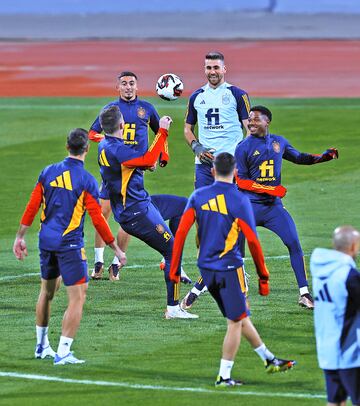 Aymeric Laporte (de espaldas) con Yeremy Pino, Unai Simón y Ansu Fati