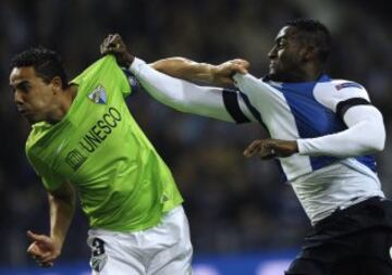 Jackson Martínez disputa un balón a Weligton en el partido de UEFA Oporto-Málaga en 2013.  