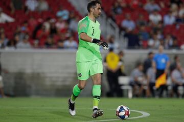 Claudio Bravo controla el balón durante el partido amistoso contra Argentina.